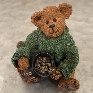 Boyd bear figurine 24 karat luck. 🍀 dated 2001 Brown greens and blacks